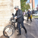 Día mundial sin auto: Emilio Jatón llegó a su trabajo en bicicleta