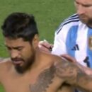 El tatuaje que no fue: así quedó la espalda del fanático que interrumpió el partido para lograr la firma de Messi