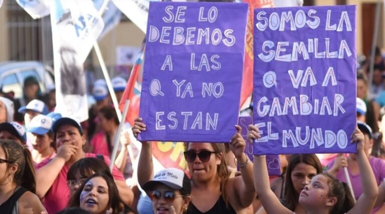 En una plaza repleta de mujeres, el 8M llevó el reclamo por la igualdad ...