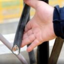 Lo sorprendieron robando cables y tenía una moto con datos adulterados