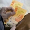 Cuánto podría recuperar de su salario un trabajador provincial con el plan oficial que alivia las deudas