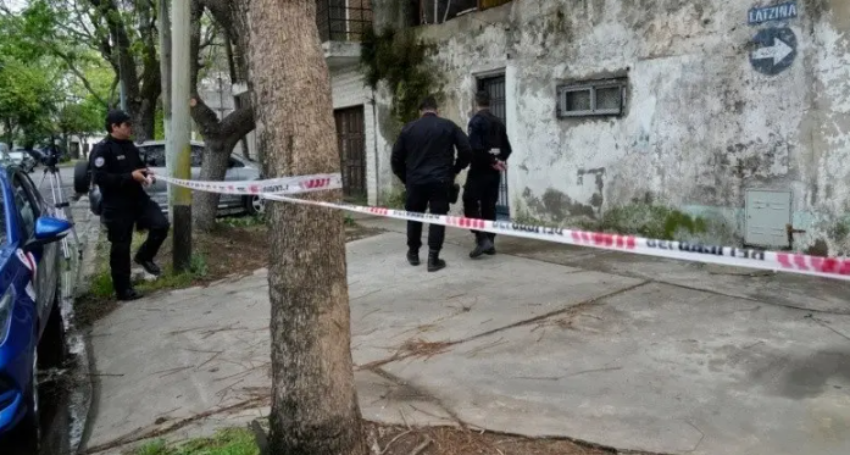 Mató a su pareja de un golpe en la cabeza y la escondió debajo de un ropero