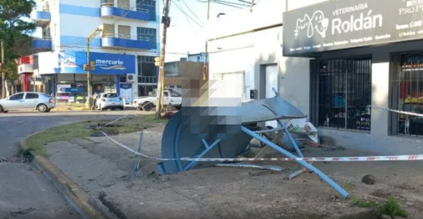 Perdió el control de su auto y derribó una garita de colectivos en avenida Facundo Zuviría