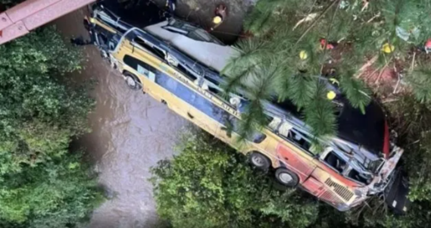 Tragedia en Misiones: un micro cayó a un arroyo y provocó al menos 8 muertes