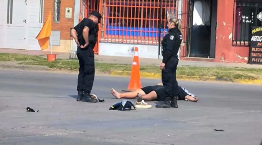 Murió un motociclista al chocar con un camión en la esquina de Peñaloza y Alberti