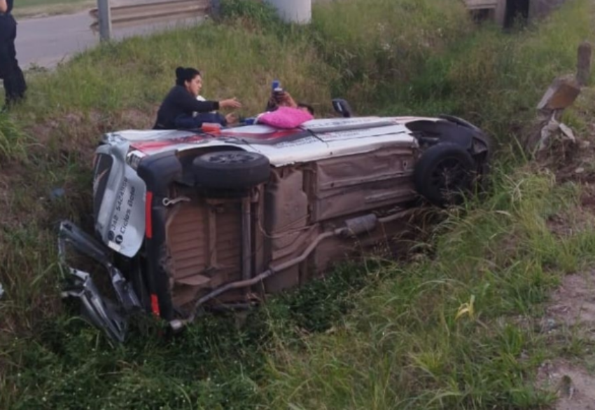 Perdió el control de la camioneta y cayó a un zanjón