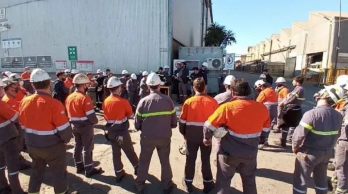 Alarma en el sur provincial: Acindar paralizó líneas de producción, importa acero chino y los operarios temen el cierre