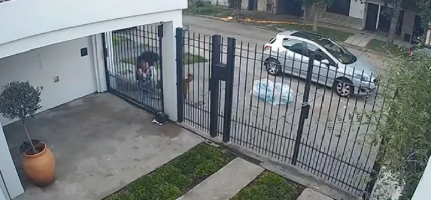 Brutal robo de motochorros a una mujer en barrio Guadalupe: el momento del ataque