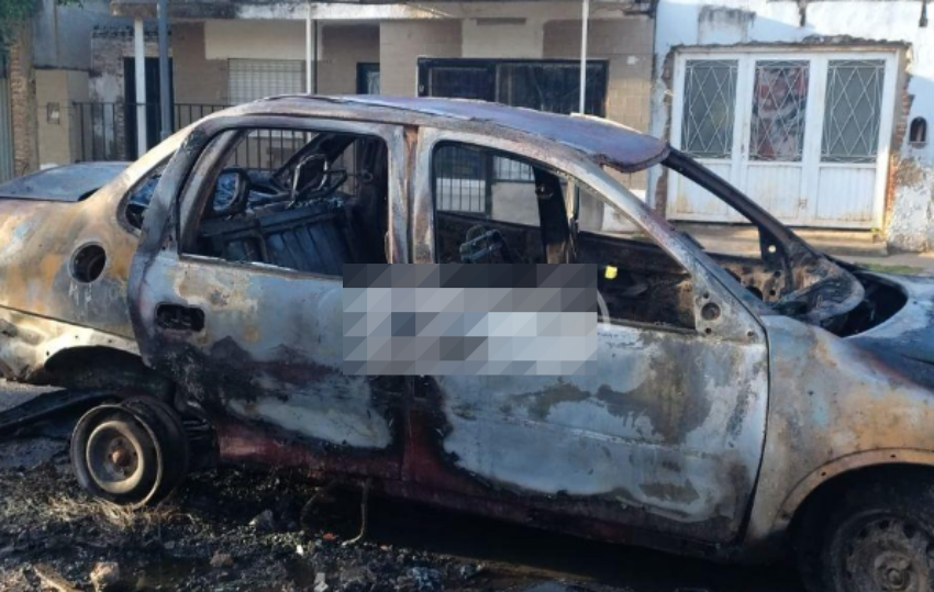 Dos motociclistas incendiaron un auto en plena calle