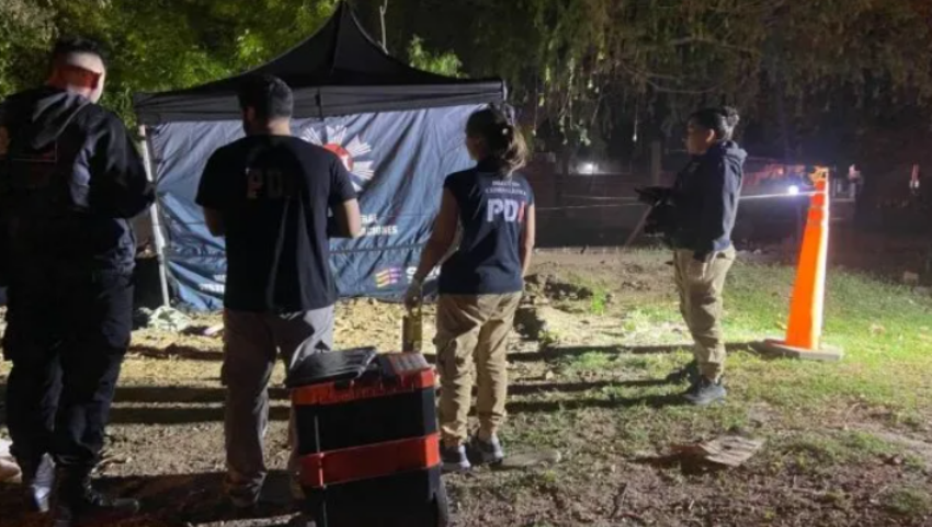 Asesinaron de 14 balazos a un hombre en las vías ferroviarias de pasaje Santa Fe y Espora en barrio Cabal