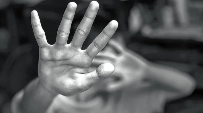 Proponen multas de hasta $5,4 millones y trabajo comunitario a padres de alumnos que ejerzan bullying en las escuelas