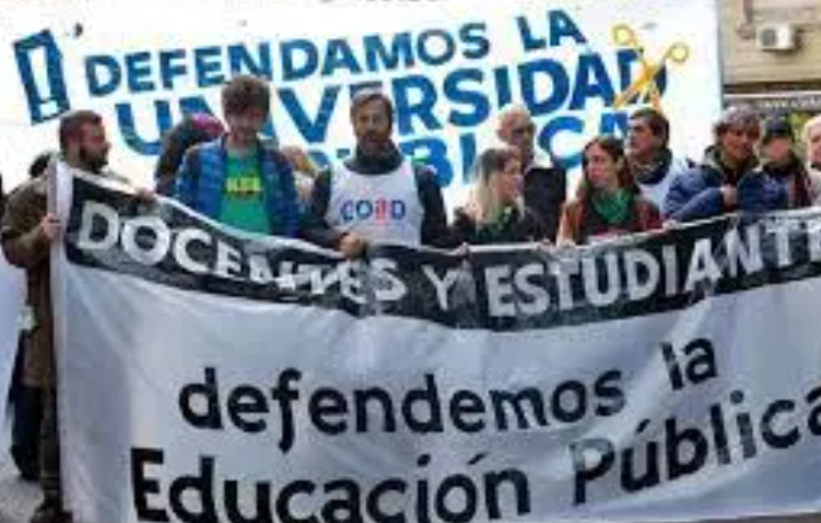 Docentes universitarios anuncian un paro nacional de 72 horas por reclamos salariales