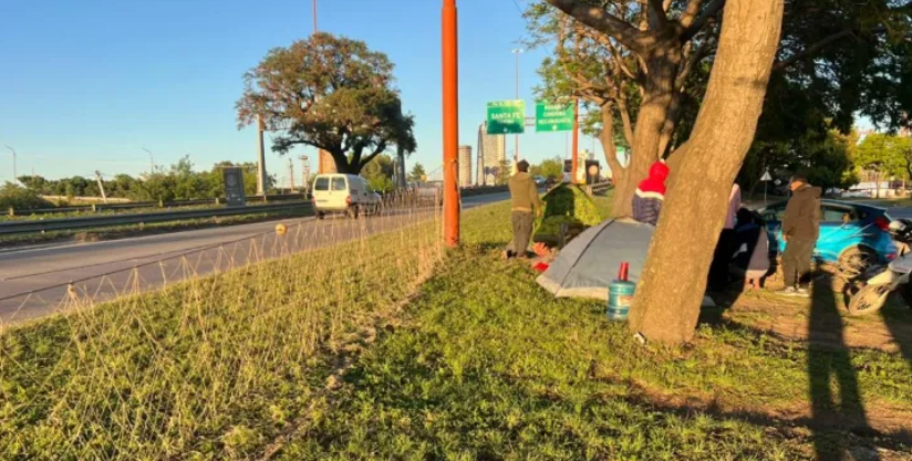 Pescadores protestan en el ingreso a Santa Fe contra la suspensión del acopio de pescado para exportación
