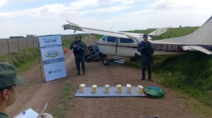 Cayó una avioneta cargada con cocaína en Arequito: Gendarmería custodia la aeronave e investigan el origen del vuelo