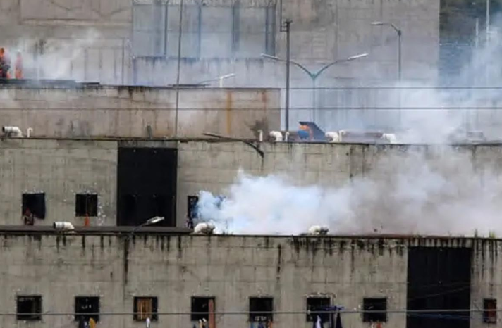 Al menos 27 presos murieron asfixiados en una cárcel en Ecuador