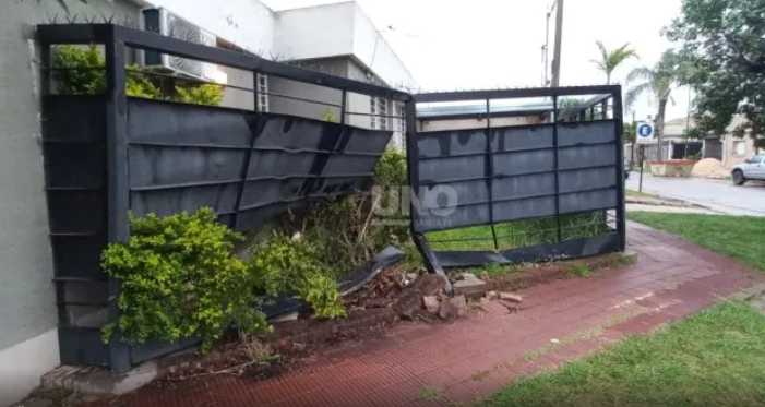 Un auto perdió el control, chocó con una moto y terminó incrustado en una vivienda