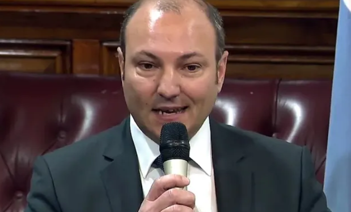 Allanaron el despacho de Gastón Salmain juez federal de Rosario investigado por aprobar la compra de 10 millones dólares a precio oficial a un financista