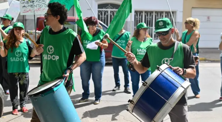 “Maternazo” frente a Derechos Humanos: docentes privados reclamaron la eliminación del premio a la Asistencia Perfecta