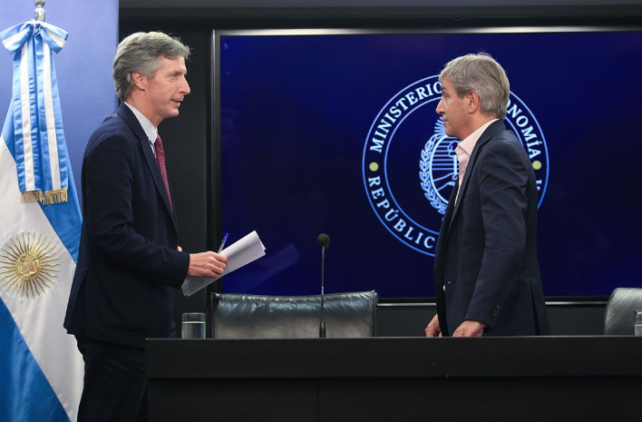 Otro giro discursivo del gobierno: vuelve a hablar de flotación y competencia de monedas