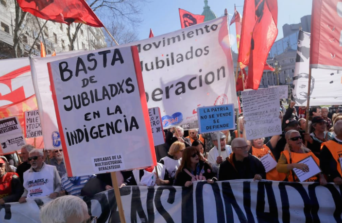 Jubilados presentan un petitorio de firmas “contra el ajuste” en el Congreso y en Casa Rosada