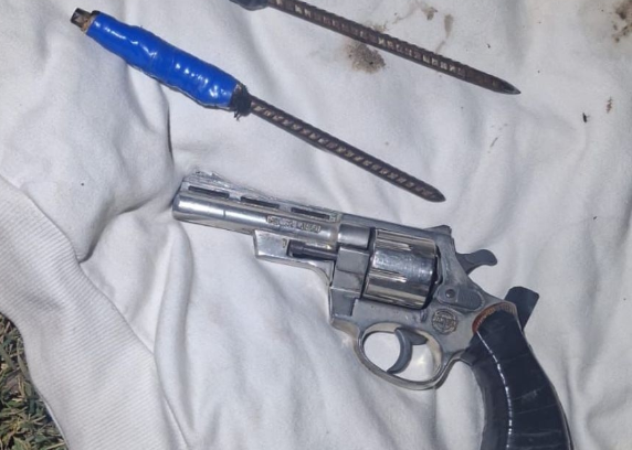 Atacó al padre de sus hermanas con un arma