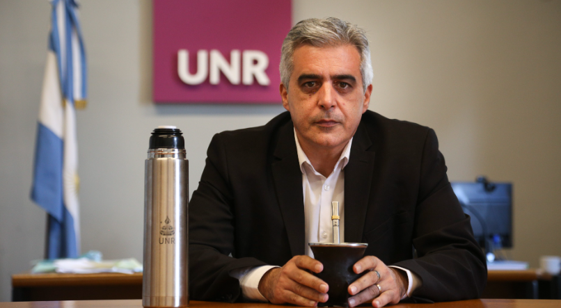El rector de la Universidad Nacional de Rosario cruzó a Losada por votar el ajuste en educación
