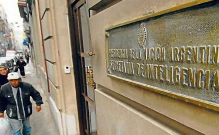 Sin pasar por el Congreso, el Gobierno modifica la Ley de Inteligencia para darle más poder y oscuridad a la SIDE