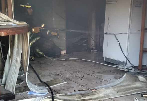 Graves daños en una vivienda de Rincón por un incendio