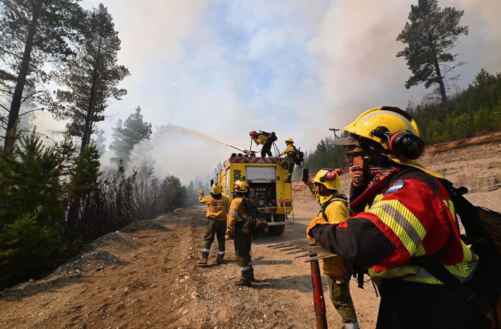 Incendios en el Sur: desde UxP señalan que Milei recortó un 70% el presupuesto del Sistema Nacional de Manejo del Fuego