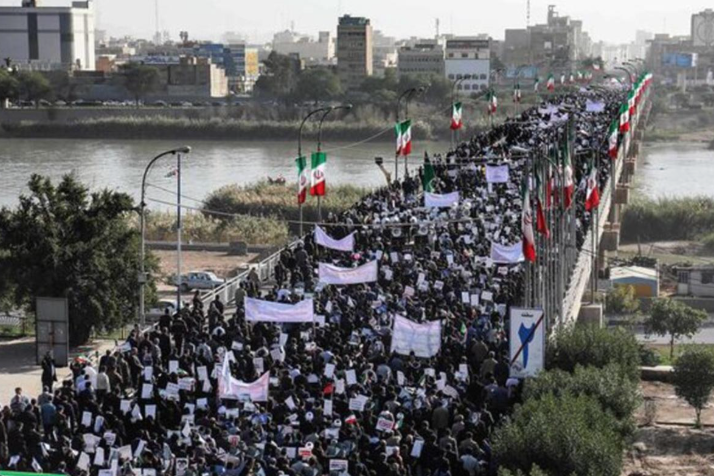 Tras las marchas a favor del gobierno, Trump anuncia aranceles de 25% a países que comercien con Irán