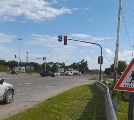 Nuevo semáforo en el cruce del Parque Industrial, Aeropuerto y Ruta 11
