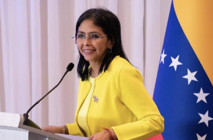 La respuesta de Delcy Rodríguez a Corina Machado: “Si algún día voy a Washington lo haré de pie, no reptando ni arrastrándome”