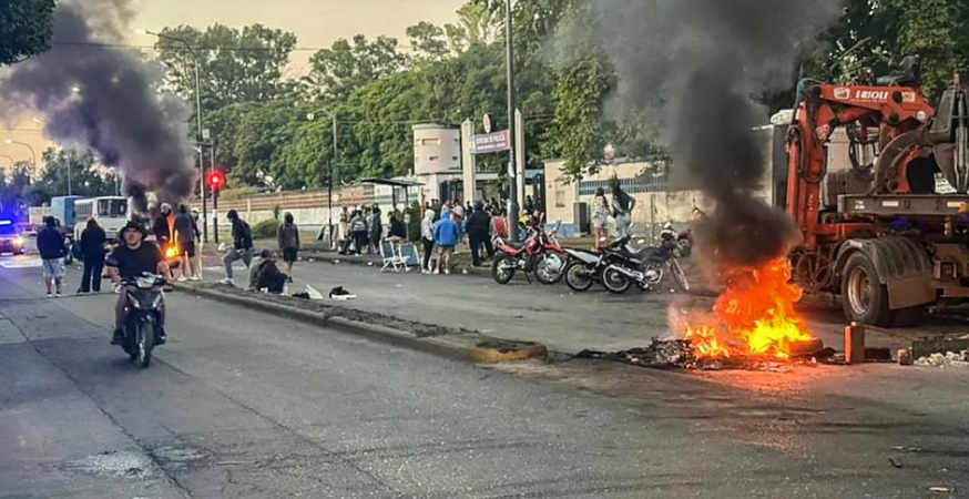 Sigue la tensión en Rosario: tras el acuartelamiento, policías realizan un “sirenazo”