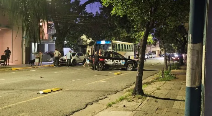 Tragedia en el macrocentro: un motociclista murió tras un choque con un colectivo en calle Urquiza