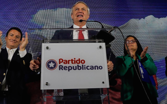 Con simbología pinochetista y un plan de «shock», asumirá Kast hoy miércoles