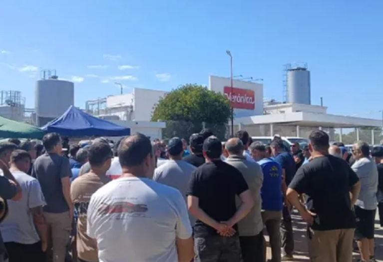 Trabajadores acampan frente a Lácteos Verónica ante el temor de cierres y despidos