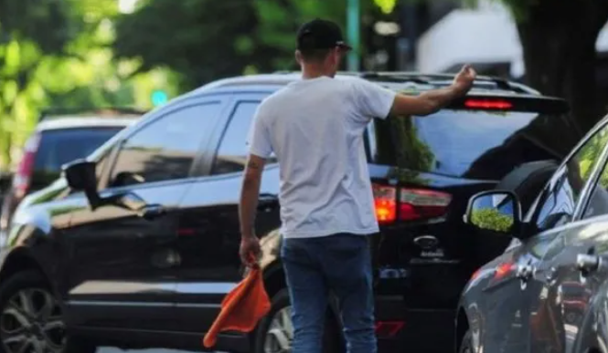 Avanza la ley para prohibir la actividad de cuidacoches en Santa Fe