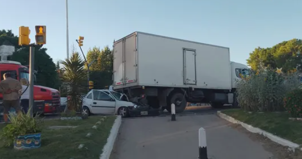 Cinco vehículos chocaron en cadena en la Ruta 1 y un auto terminó aplastado contra un camión: el conductor se salvó de milagro