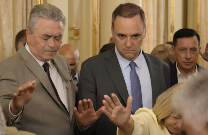 Adorni no logra aplacar la polémica por el viaje con su pareja: nuevas denuncias y una investigación de oficio