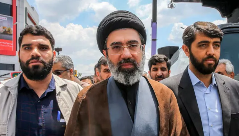 El nuevo líder supremo de Irán pidió mantener el bloqueo del estrecho de Ormuz y advirtió que continuarán los ataques