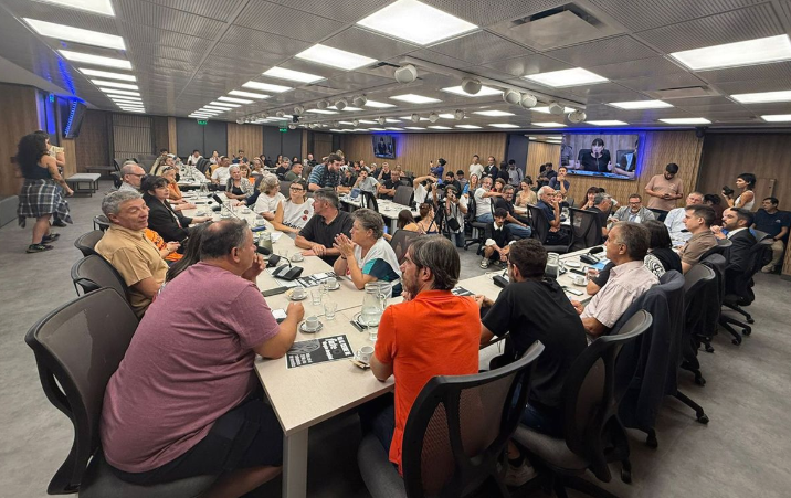 Opositores escucharon a trabajadores despedidos de empresas de todo el país