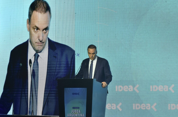 Lo que gastó el matrimonio Adorni en el hotel de Nueva York equivale al sueldo de 15 becarios del CONICET