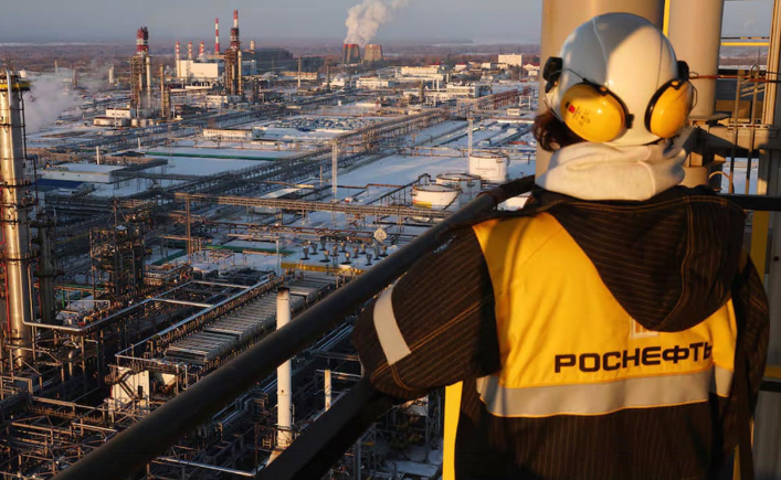 EEUU levanta las sanciones al petróleo ruso para frenar la escalada de precios