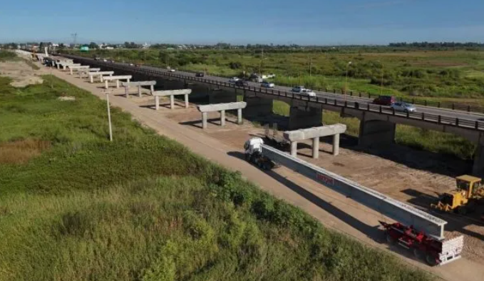 El nuevo Puente Carretero recibió la primera viga fabricada en Santa Fe: informan que la obra tiene un 35% de ejecución