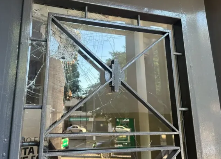 Detuvieron a un hombre tras causar destrozos en el Palacio Municipal