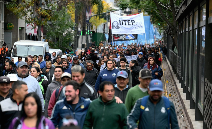 Cortes de ruta en todo el país contra el Gobierno por la eliminación del salario social