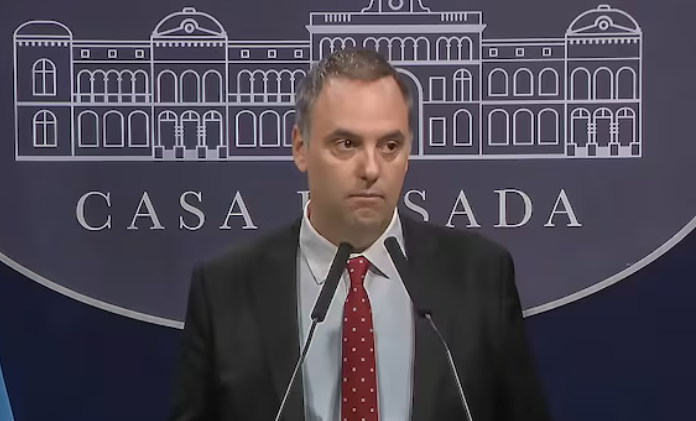 Préstamos con jubiladas, el modus operandi de Adorni para comprar propiedades