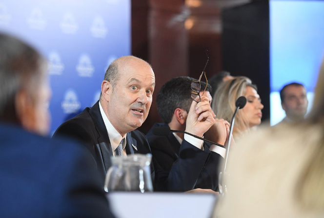 Para el cipayo de Sturzenegger, un británico debería poder «comprar tierras» en Tierra del Fuego