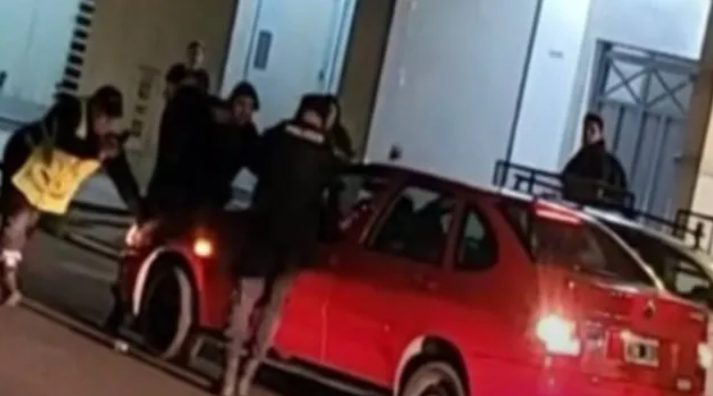 Tensión en un control de alcoholemia: un policía sacó su arma y apuntó al conductor que había intentado atropellarlo