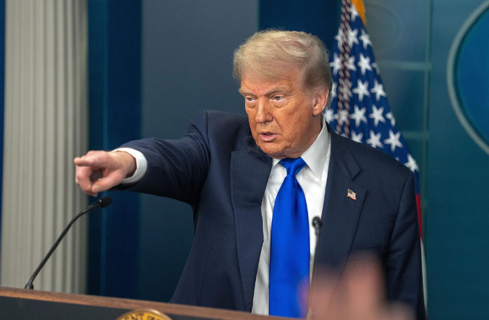 Trump en su laberinto: ahora ordenó el bloqueo total del estrecho de Ormuz